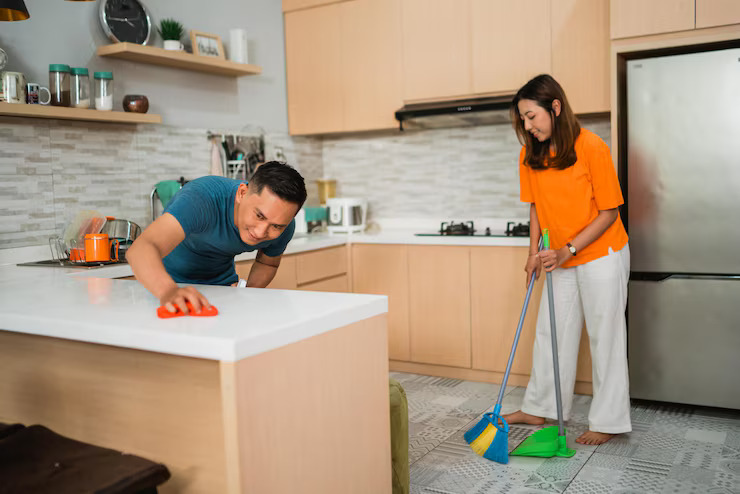 Rutinitas membersihkan rumah di akhir pekan. Foto: Freepik