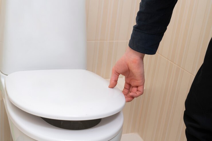 Siram toilet duduk yang tepat harus ditutup. Foto: Freepik