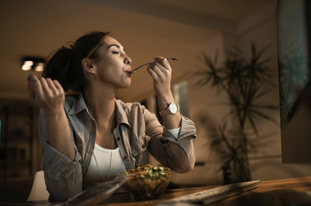 Agar makan malam lebih baik diisi dengan bahan makanan yang mudah dicerna dan dilakukan lebih awal. Ilustrasi Freepik