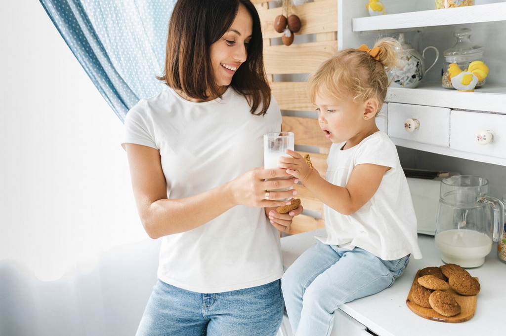 Orang tua disarankan berhati-hati terhadap kandungan gula dalam produk susu anak. Ilustrasi Freepik