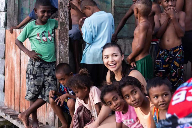 Angela Gilsha bersama anak-anak dari Papua (Foto:Instagram @angelagilsha)