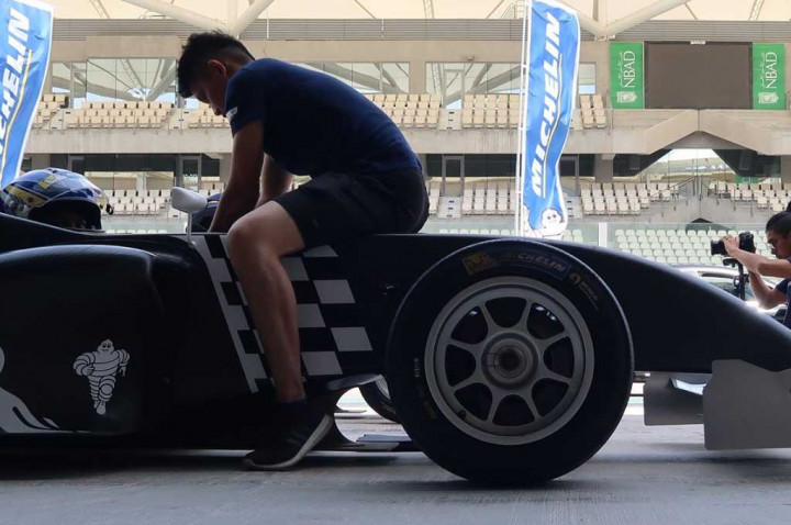 Mengapa Ukuran Ban Mobil Balap Lebar? Ini Alasannya!