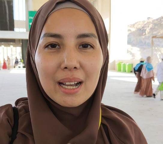  Tya Ariestya bersama suami Irfan Ratinggang usai melempar jamrah. (Foto: Dok/Media Center Haji)