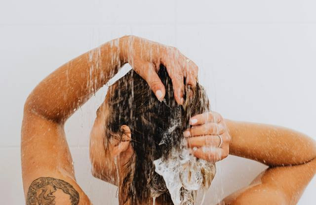 Apakah Mandi Dimulai dari Kepala Menyebabkan Stroke? Ini Jawabannya