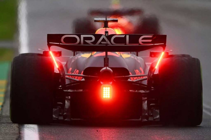 Mobil Formula 1 Pakai Lampu Belakang, Ini Fungsinya!