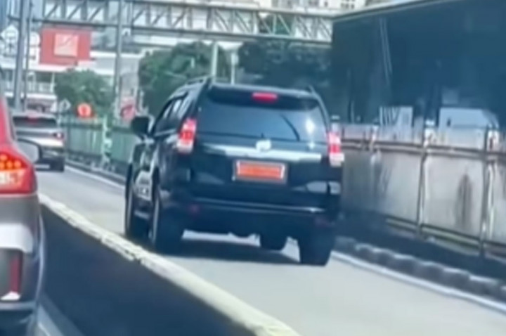 Viral Mobil Dinas Masuk Busway, Polisi Kasih Hormat!
