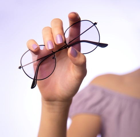 6 Cara Membersihkan Kacamata dengan Benar