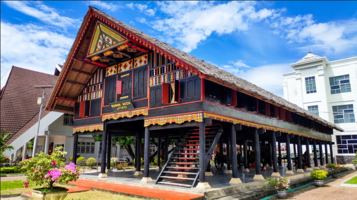 Kenali, Rumah Adat Aceh, Pakaian hingga Senjata Tradisionalnya di Sini