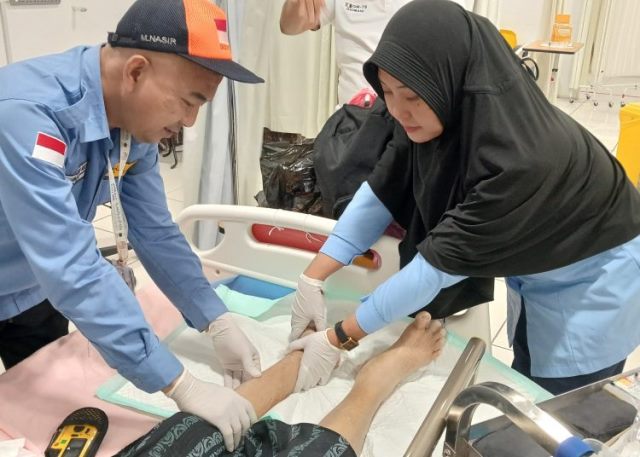 Perawatan luka secara cermat dilakukan untuk memastikan kondisi jemaah tidak memburuk. (Foto: Dok. Birkom Kemenkes)
