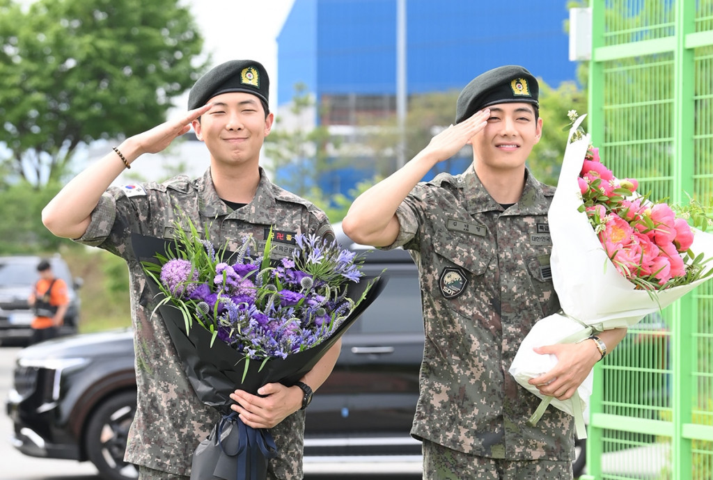 RM dan V BTS. Foto: Xport News via Soompi