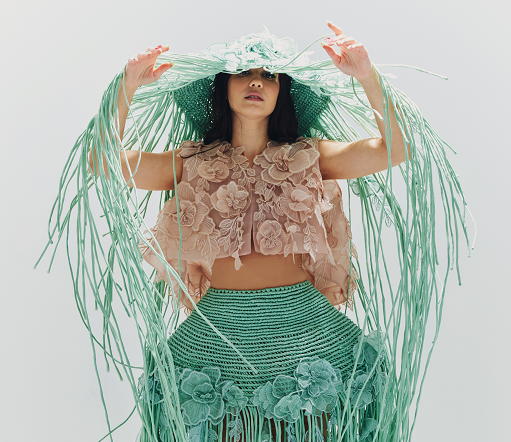 Potret Cantik Pevita Pearce dalam Balutan Gaun Bunga dan Sandal Stuart Weitzman