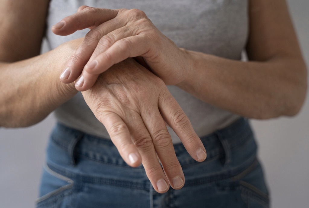 Penelitian telah menunjukkan bahwa risiko rheumatoid arthritis (RA) meningkat sebesar 6 persen dengan setiap cangkir kopi berkafein yang diminum setiap hari. Ilustrasi Freepik