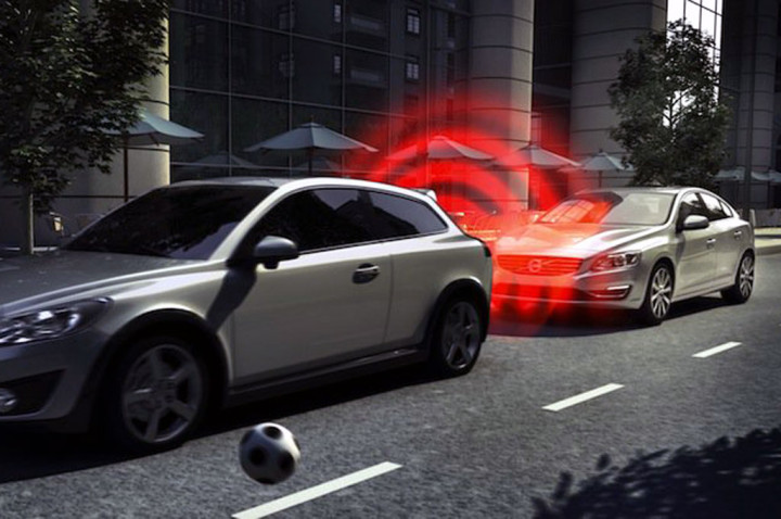 Mengenal Fitur Emergency Braking di Mobil