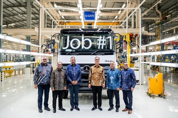 Resmikan Pabrik Baru Daimler, Menperin Singgung Kendaraan Niaga Listrik