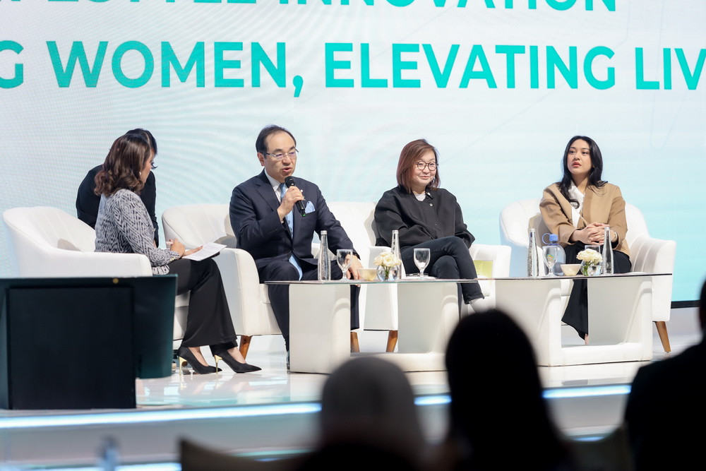 Putri Tanjung dan Wamen Ekonomi Kreatif Irene Umar di Kao Indonesia 40th Anniversary (Foto: instagram)