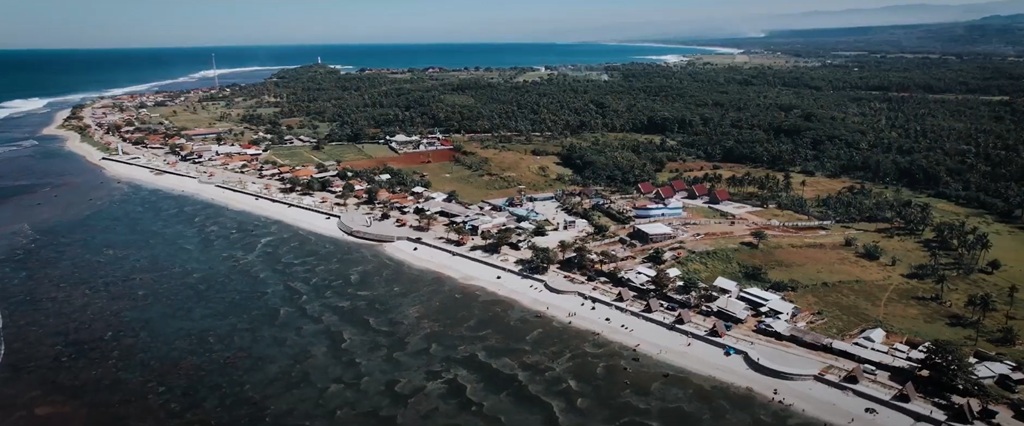 Meski Kota Garut dikelilingi pegunungan, namun secara keseluruhan Garut juga memiliki pantai eksotis. Dok. Screenshoots disparbud.