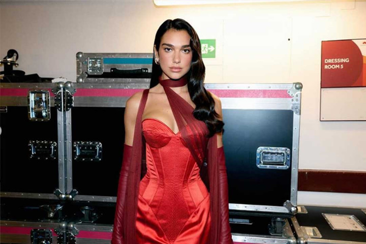 Dua Lipa Resmi Bertunangan dengan Aktor Callum Turner