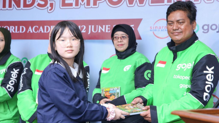 50 Ribu Buku Tulis Dibagikan Gratis untuk Anak-Anak <i>Driver</i> Ojek Online