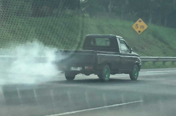 Knalpot Ngebul Warna Putih? Waspadai 8 Masalah Ini!