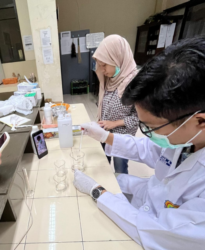 Mahasiswa UNY Sulap Kulit Jeruk Jadi Penyerap Limbah Pewarna Batik