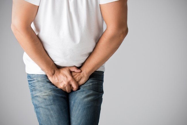 Gejala utama dari torsio testis adalah nyeri pada testis. Ilustrasi Freepik