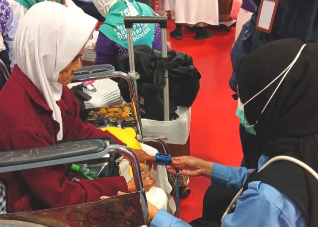   Dengan sistem kerja dua shift Daker, tim kesehatan hadir selama 24 jam penuh untuk kelancaran proses kepulangan jemaah haji ke Tanah Air. (Foto: Dok. Birkom Kemenkes)