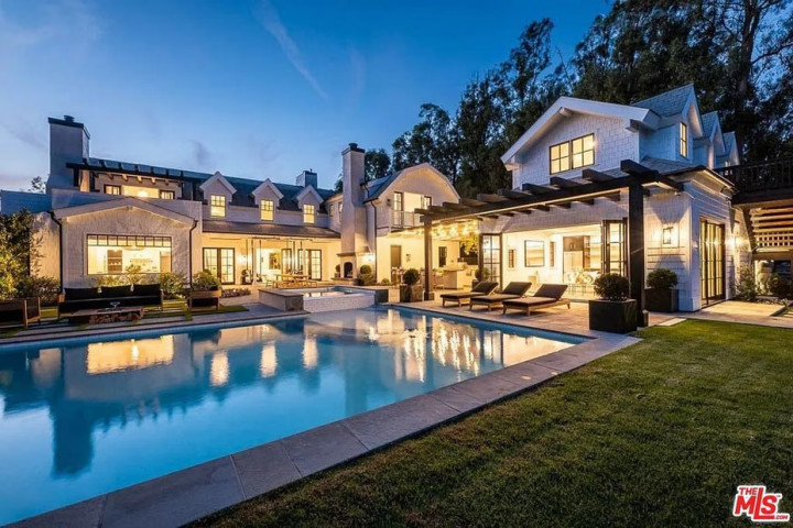 Putus! Dakota Johnson dan Chris Martin Jual Rumah Rp228 Miliar di Malibu