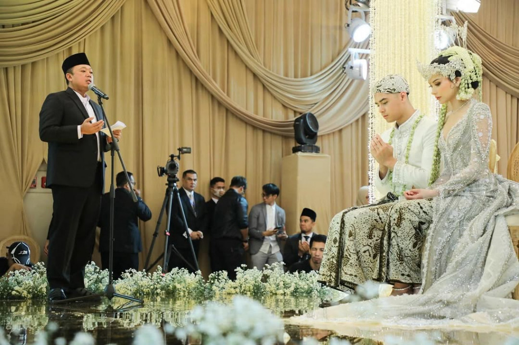 Menteri ATR/BPN, Nusron Wahid saat memberikan khutbah pernikahan untuk Al & Alyssa (Foto: Instagram @raffinagita1717)