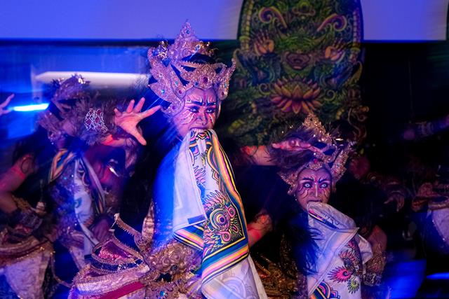   Melalui pertunjukan yang mengikuti perkembangan zaman namun tidak meninggalkan akar budaya, menampilkan identitas Indonesia ke panggung global. (Foto: Dok. Birkom Kemenekraf)