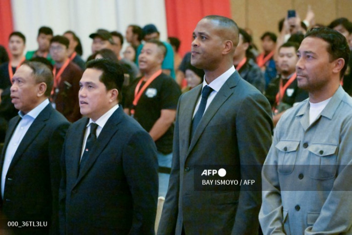 Denny Landzaat Tepis Isu jadi Asisten Pelatih Ajax