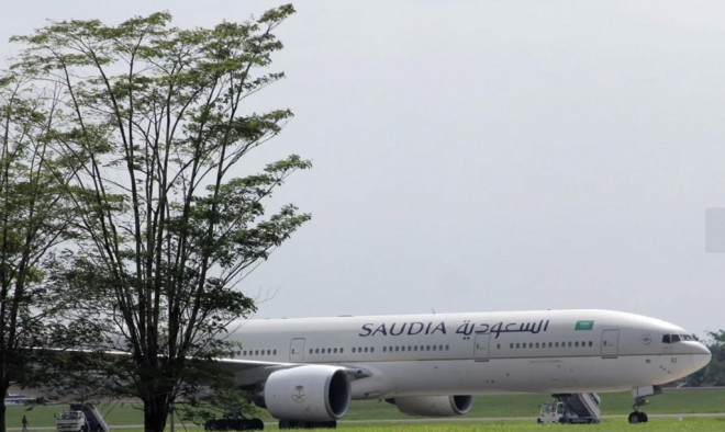 Pesawat Saudia Airlines SV-5726 mendarat darurat di Bandara Kualanamu akibat adanya ancaman bom. Dok. Antara