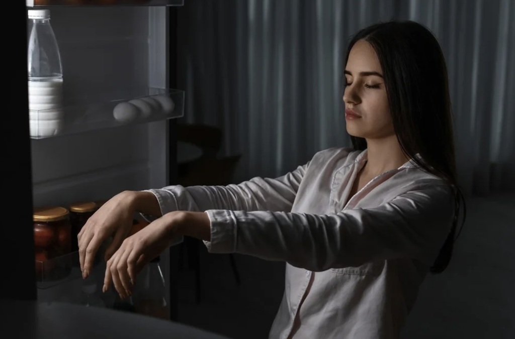 Orang yang mengalami sleepwalking bahkan tidak mengingat saat ia berjalan sambil tidur. Ilustrasi Freepik