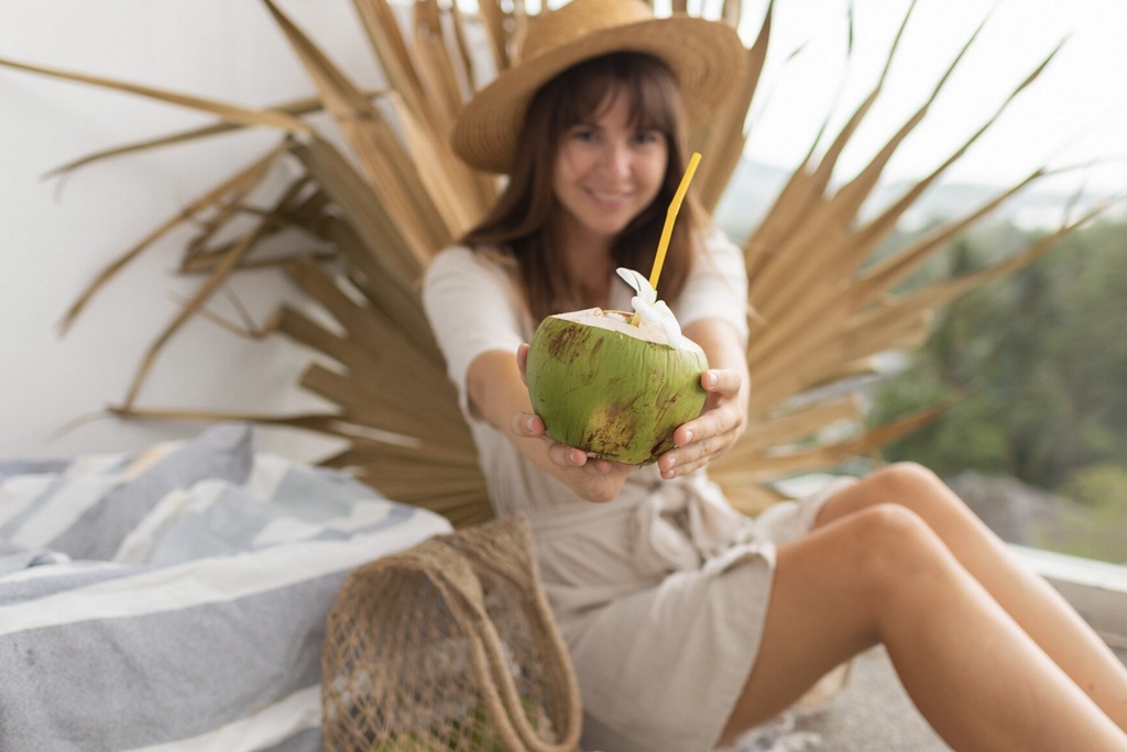 Gula alami dalam air kelapa memasok tubuh dengan energi cepat. Ilustrasi Freepik