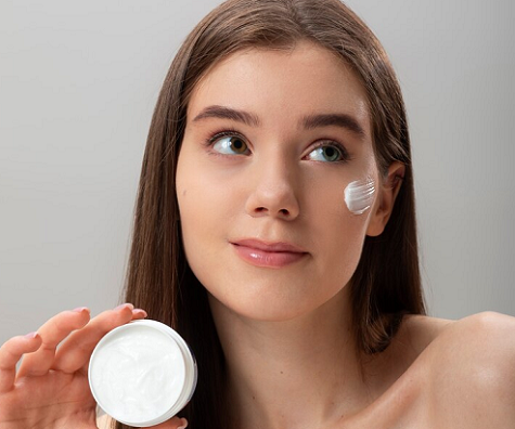 Sunscreen efektif melindungi kulit dari kerusakan, penuaan dini hingga kanker kulit. (Foto: Ilustrasi. Dok. Freepik.com)