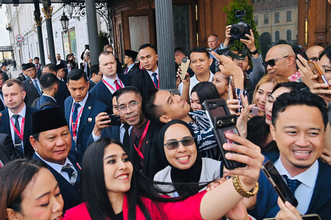 Kedatangan Presiden Indonesia Prabowo Subianto di hotel tempatnya bermalam di St. Petersburg, Federasi Rusia, pada Rabu, 18 Juni 2025, menjadi momen yang tak terlupakan bagi diaspora Indonesia.