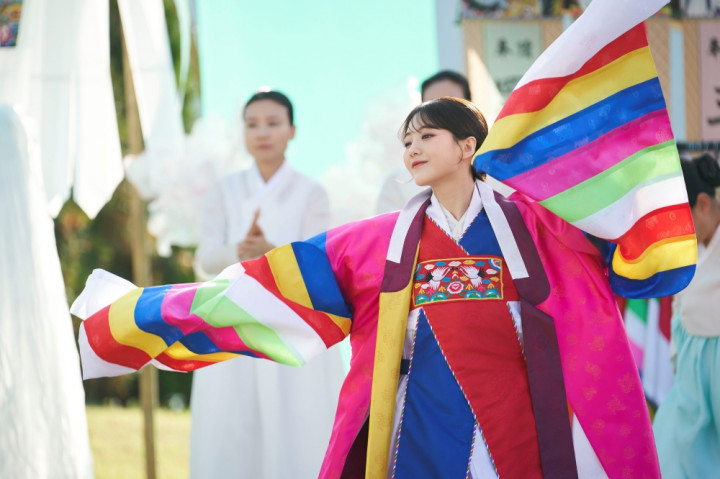 5 Alasan Harus Nonton Head Over Heels, Kisah Shaman Gen Z dan Cinta Pertama