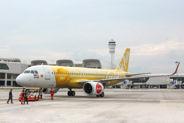     AirAsia hari ini secara resmi memperkenalkan desain pesawat spesial berwarna emas. (Foto: Dok. AirAsia)