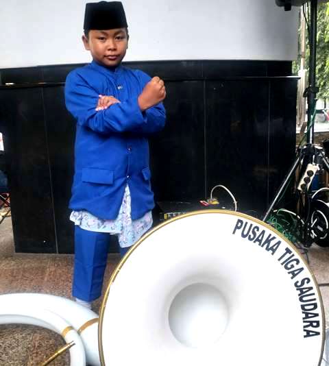 Kenalin nih, jagoan kesenian Tanjidor dari Pusaka Tiga Saudara. Si kecil yang sudah menggaungkan budaya seni Betawi. (Foto: Dok. Medcom.id/Yatin Suleha)
