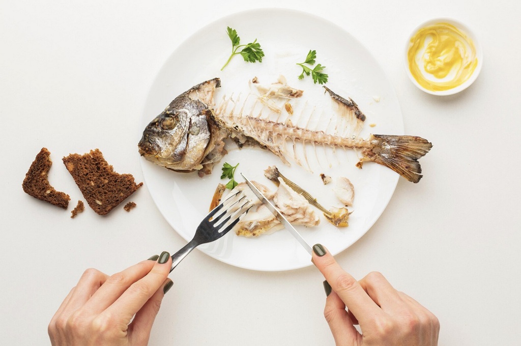 Makan ikan laut secukupnya adalah sesuatu yang disarankan. Tapi jika memakan ikan laut dengan cara berlebihan. maka memicu terjadinya batu ginjal. Ilustrasi Freepik
