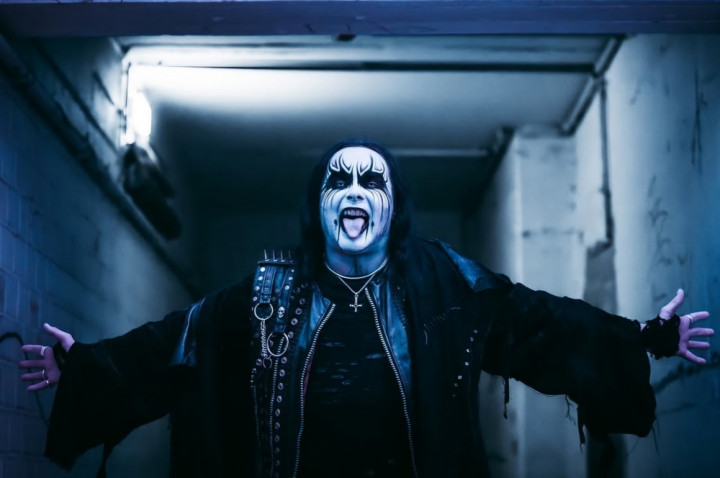 Anak Metal Juga Bisa Romantis, Vokalis Cradle of Filth Lamar Kekasih Saat Konser