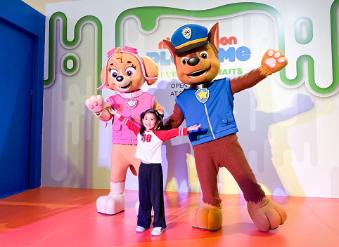 Seorang anak foto bersama karakter Paw Patrol. (Foto: Dok. Istimewa)