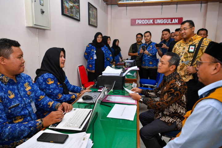 Kunjungi SMA dan SMK di Semarang, Wamendikdasmen Fajar Tegaskan SPMB Berjalan Baik