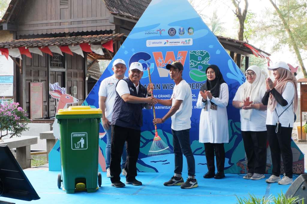Selain aksi bersih, kegiatan ini juga diisi dengan edukasi mengenai pengelolaan sampah berbasis 3R (Reduce, Reuse, Recycle), serta kampanye Sapta Pesona. Dok. Kemenpar