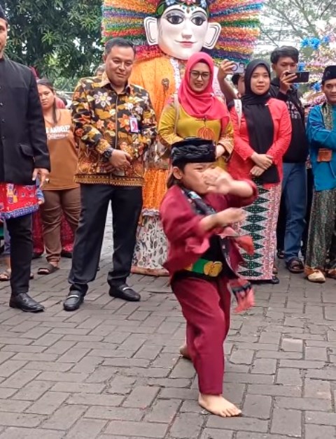 Adat istiadat Betawi salah satunya yaitu Palng Pintu. Yuk, tahu lebih jauh! (Foto: Dok. Instagram Babeh Hanif/@babeh_hanif)