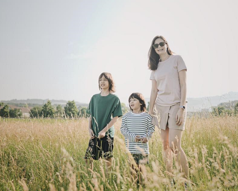 Gaya Kompak Selebriti Ibu dan Anak Kenakan Outfit Nyaman saat Liburan