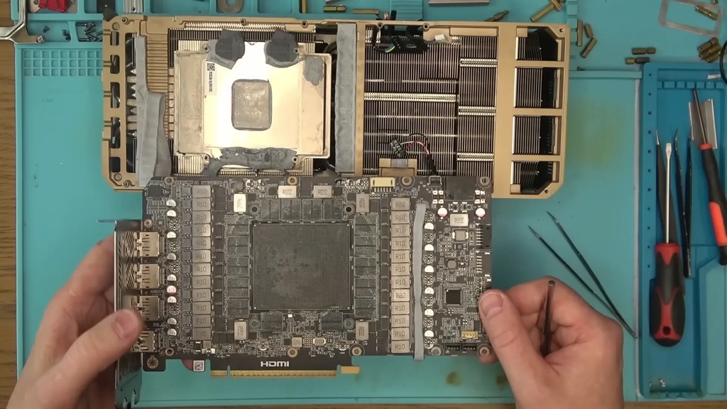 Kartu grafis yang dibongkar memperlihatkan hilangkan komponen penting yaitu GPU dan memori di dalamnya. (YOUTUBE/northwestrepair)