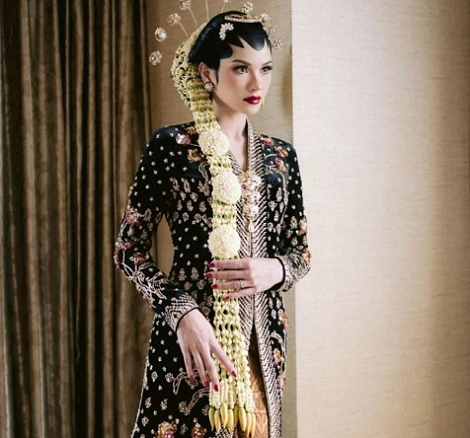 Alyssa Daguise tampil elegan bak Ratu Jawa dalam balutan busana karya Biyan Official. 