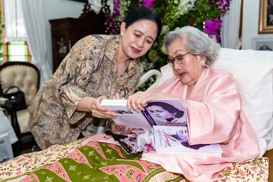Ketua DPR RI Puan Maharani mendapat tanda tangan Meriyati Hoegeng. DOK Istimewa