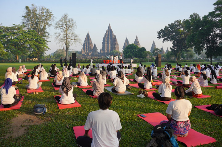 Toshiba Rayakan International Yoga Day di Candi Prambanan