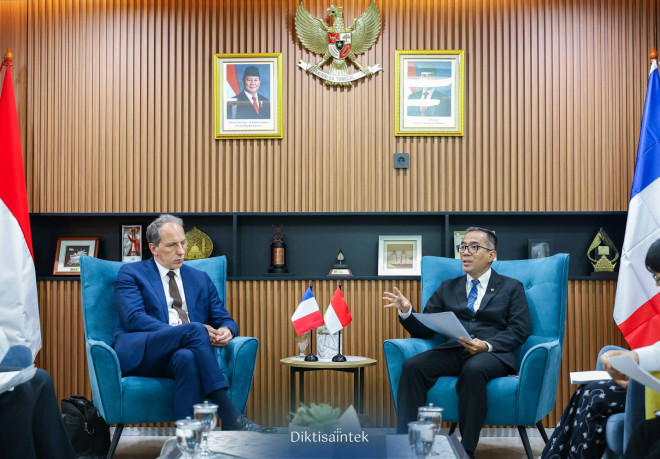 Mendiktisaintek Brian Yuliarto dan Duta Besar (Dubes) Prancis untuk Indonesia, Fabien Penone. DOK Kemdiktisaintek
